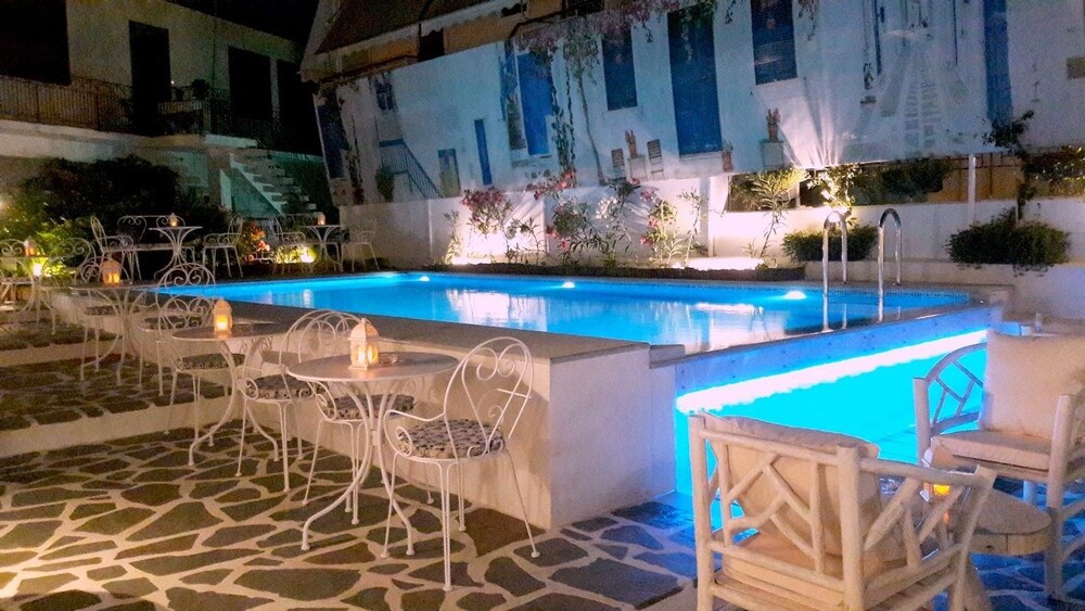 

Bari - Città di Lefkada - SUITES PIROFANI