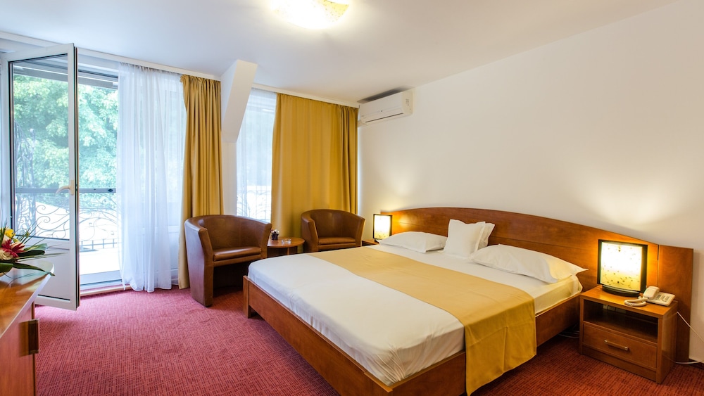 

Napoli - Otopeni - Hotel Herastrau