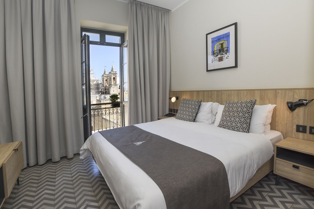 

Trieste - Malta - La Falconeria Hotel