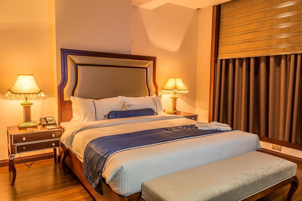 

Roma - Ruwī - Golden Tulip Headington