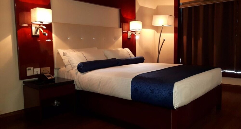 

Bologna - Ruwī - Golden Tulip Headington