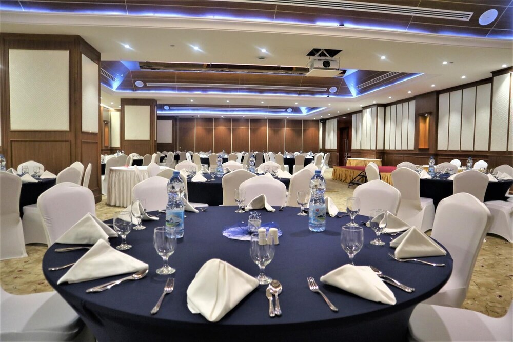 

Roma - Ruwī - Golden Tulip Headington
