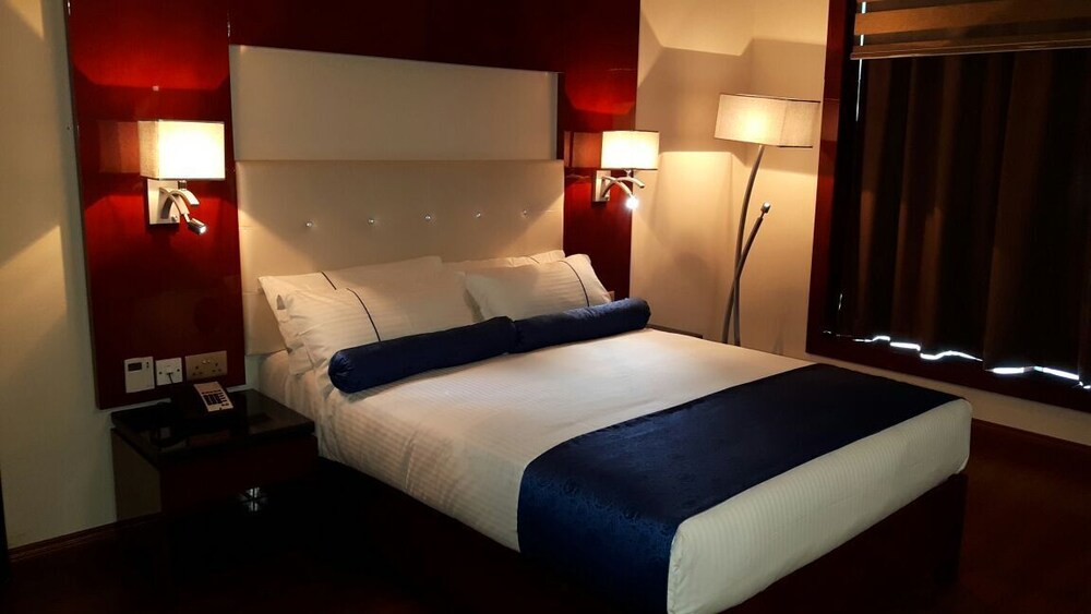 

Roma - Ruwī - Golden Tulip Headington