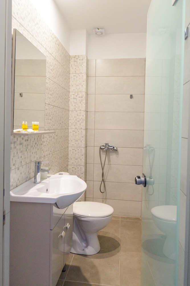 

Milano - Pireo - LUX Hotel