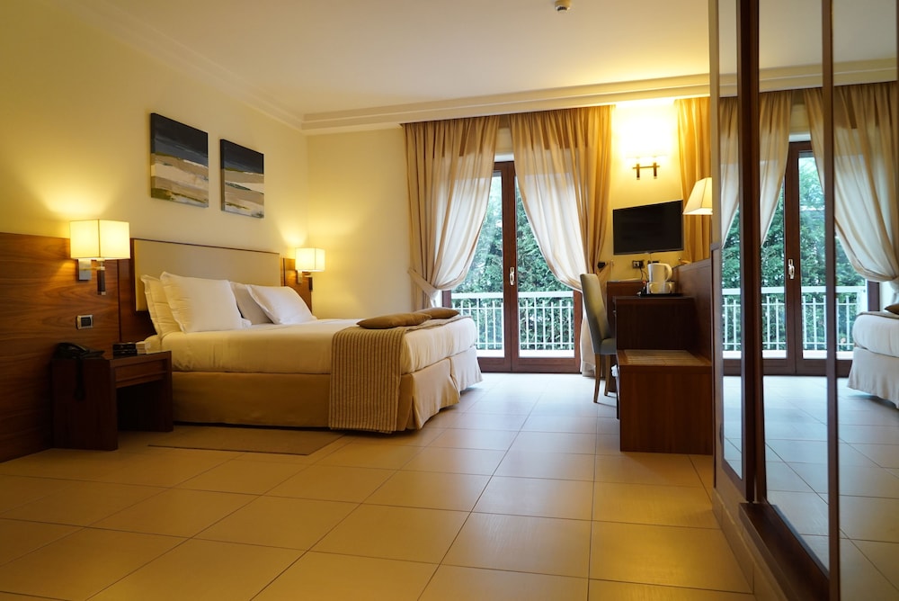

Milano - Pozzuoli - Suites & Residence Hotel Napoli