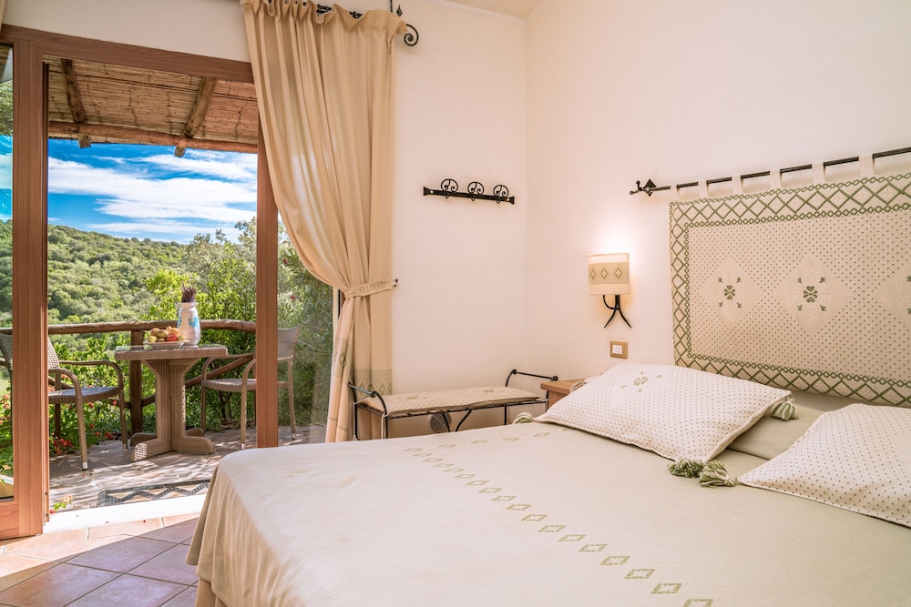 

Napoli - Sant'Antonio di Gallura - Hotel Aldiola Country Resort