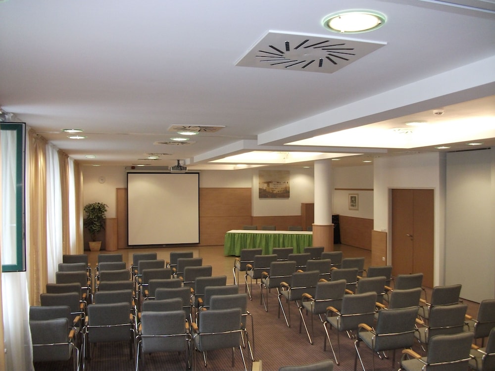 

Milano - Győr - Hotel Famulus