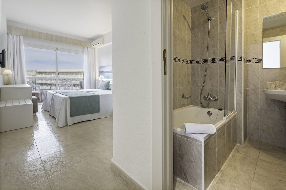 

Milano - Cala Blava - Azuline Hotel Bahamas y Bahamas II