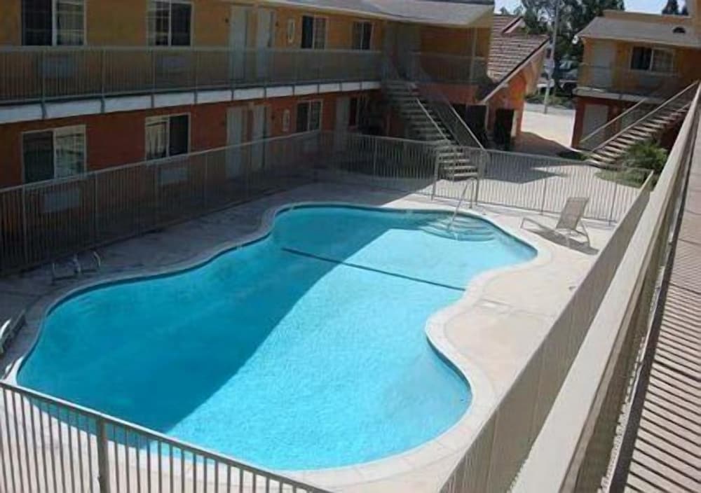 

Napoli - Los Angeles (CA) - Chateau Inn & Suites