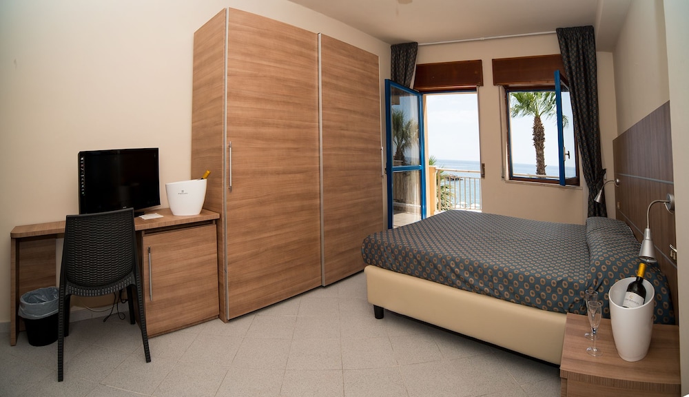 

Milano - Sant'Alessio Siculo - EliHotel