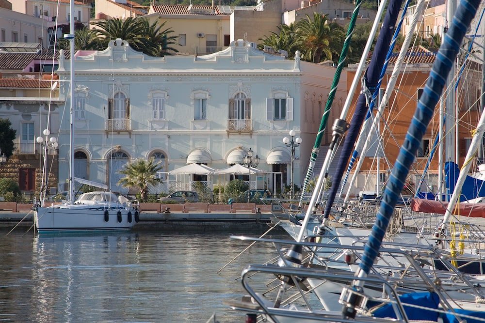 

Catania - Carloforte - Hotel Hieracon