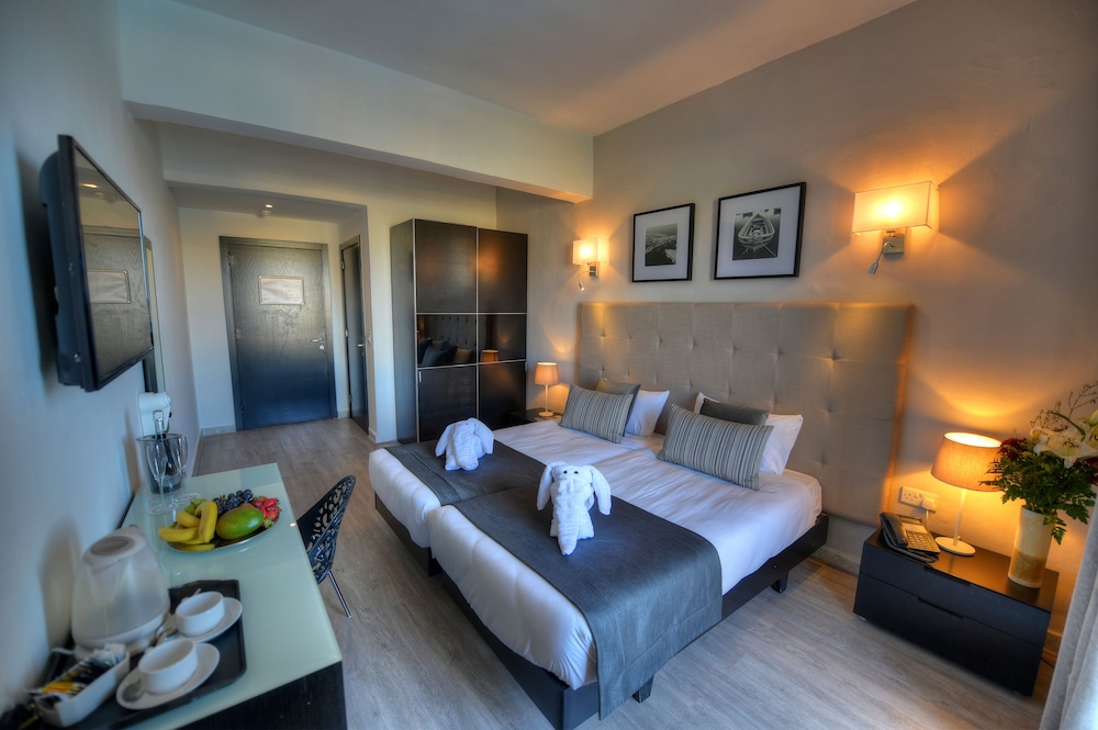

Brindisi - La Valletta - St. Julian's Bay Hotel