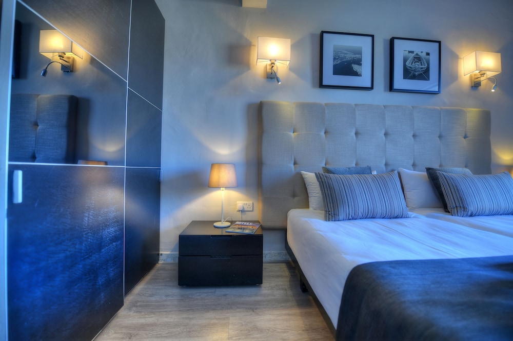 

Verona - La Valletta - St. Julian's Bay Hotel