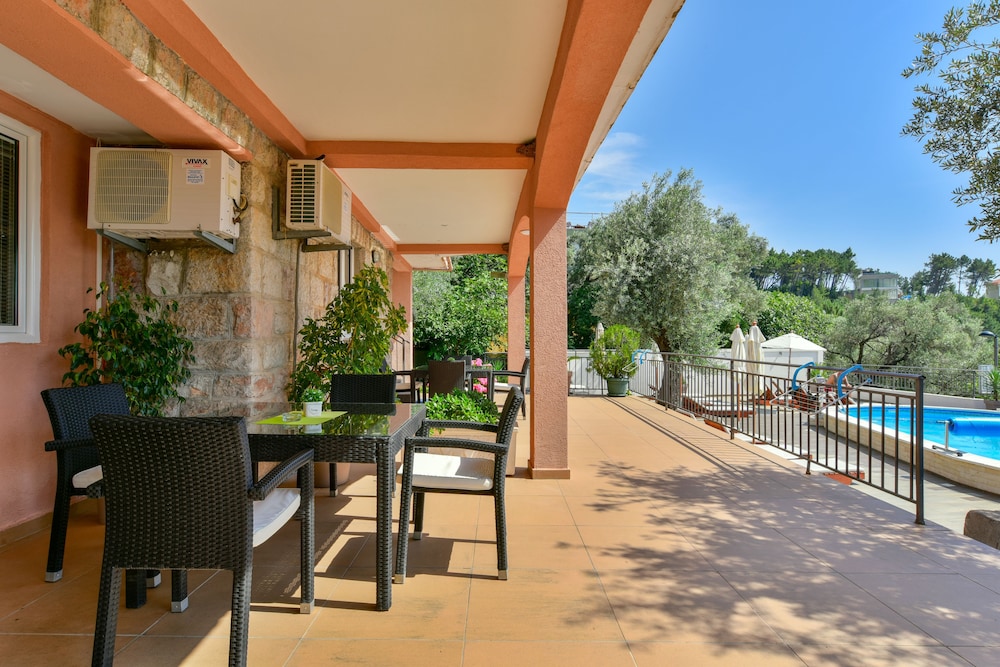 

Roma - Petrovac - Apartments Kentera