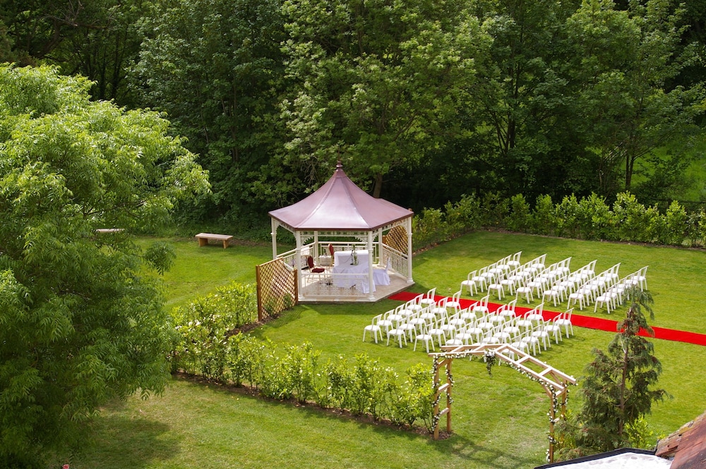 

Bari - Fleet - Farnham House Hotel