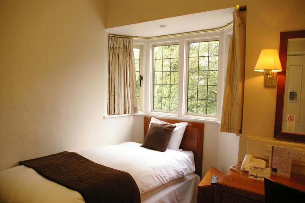 

Brindisi - Fleet - Farnham House Hotel