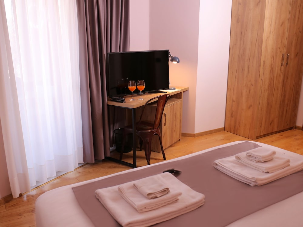 

Pisa - Tirana - Oda Hotel Tirana