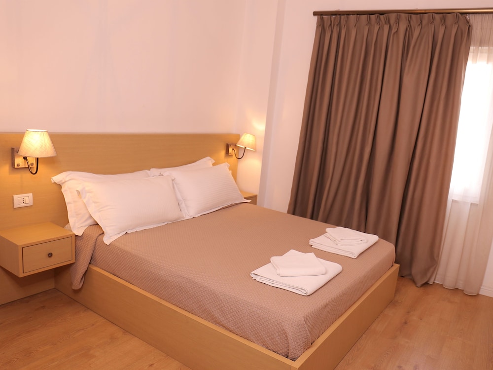 

Pisa - Tirana - Oda Hotel Tirana
