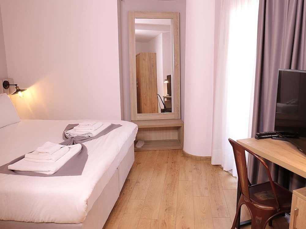 

Lamezia Terme - Tirana - Oda Hotel Tirana