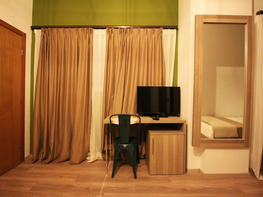 

Pisa - Tirana - Oda Hotel Tirana