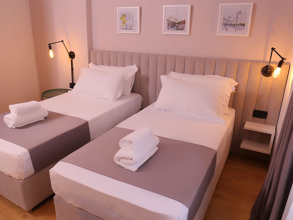 

Pescara - Tirana - Oda Hotel Tirana