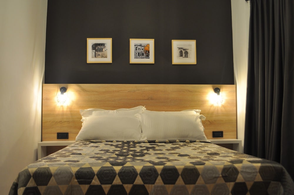 

Lamezia Terme - Tirana - Oda Hotel Tirana