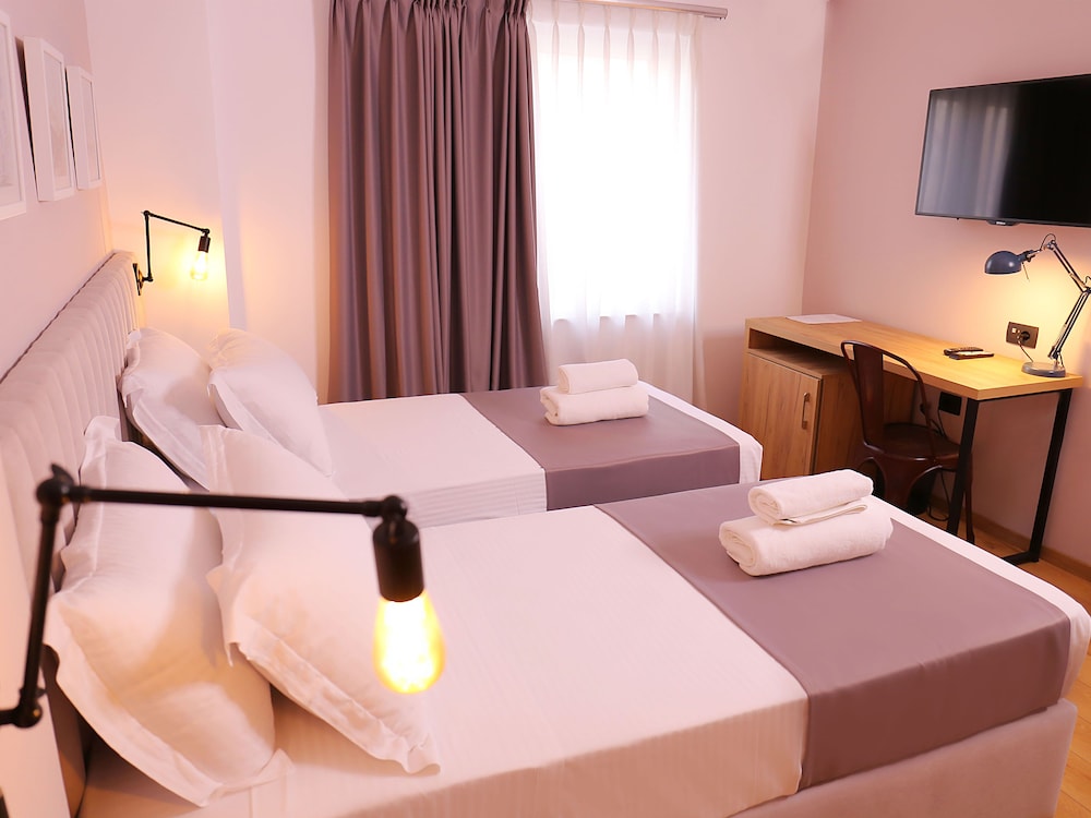 

Lamezia Terme - Tirana - Oda Hotel Tirana