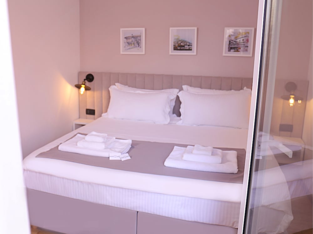 

Pisa - Tirana - Oda Hotel Tirana