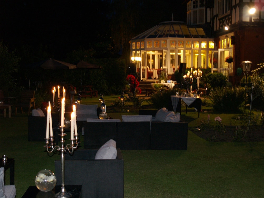 

Pisa - Manchester Airport - NormanHurst Hotel