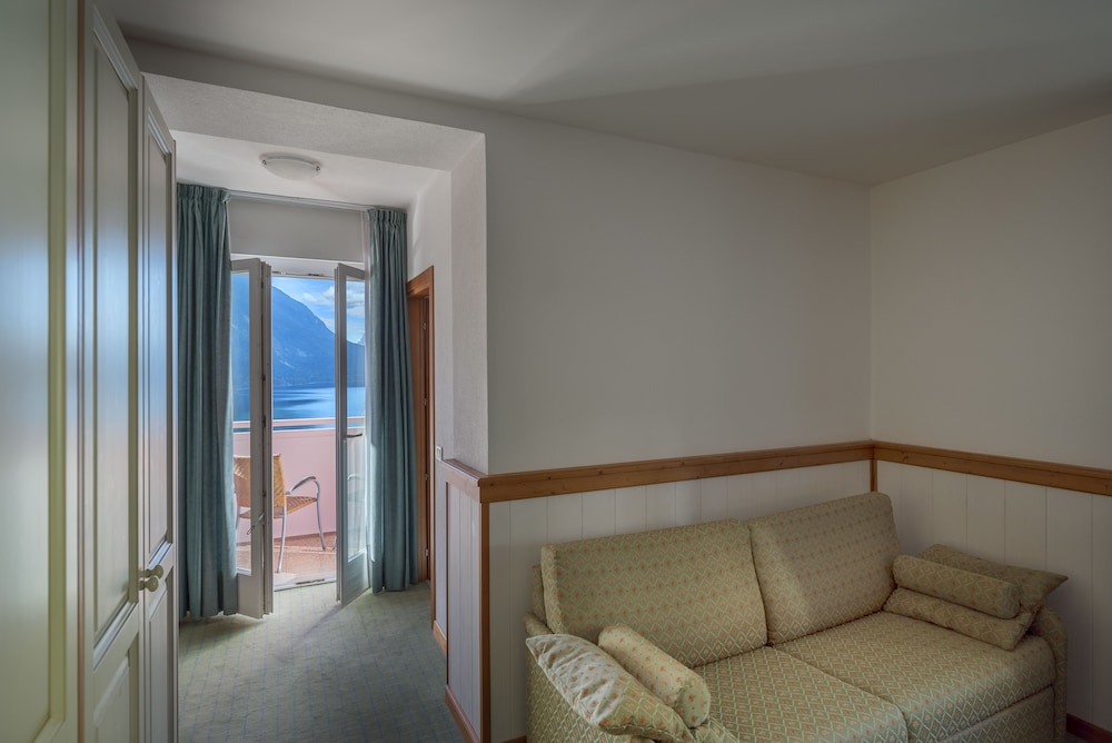 

Milano - Molveno - Hotel Londra Slow Living Molveno