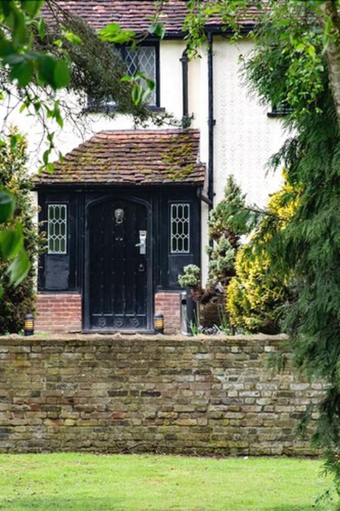 

Bari - Stansted - Great Hallingbury Manor & Lodges
