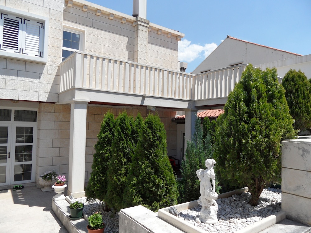 Adria Apartments and Rooms