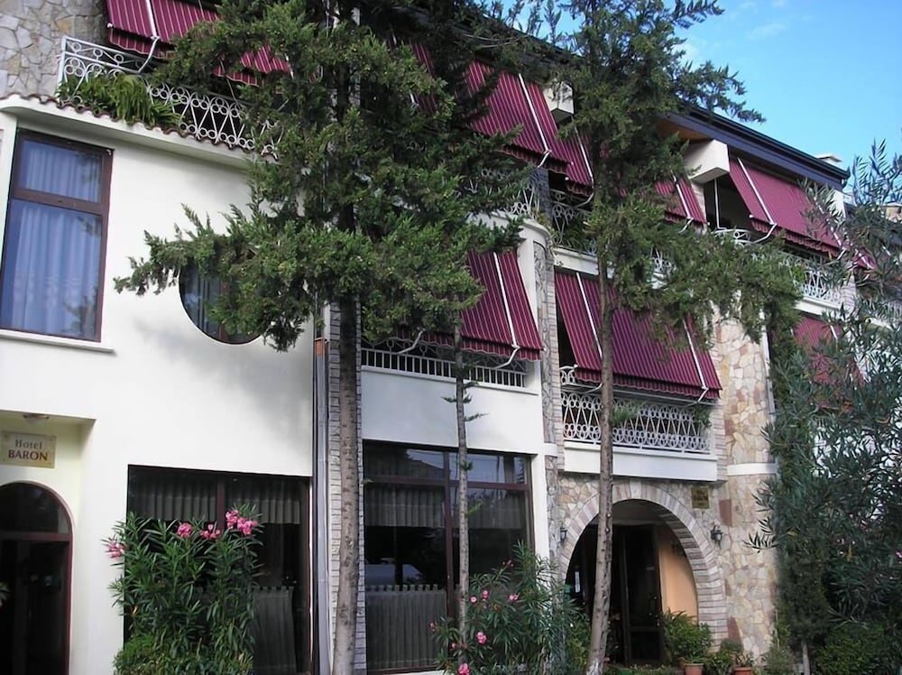 

Lamezia Terme - Tirana - Hotel Baron