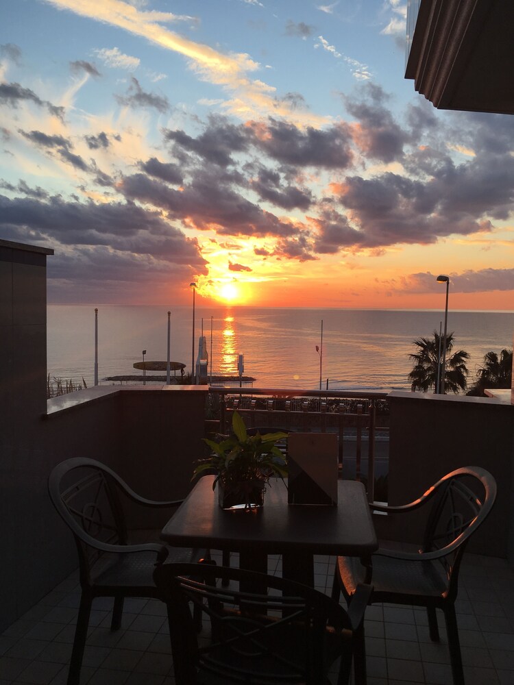 

Catania - Nettuno - Serpa Hotel