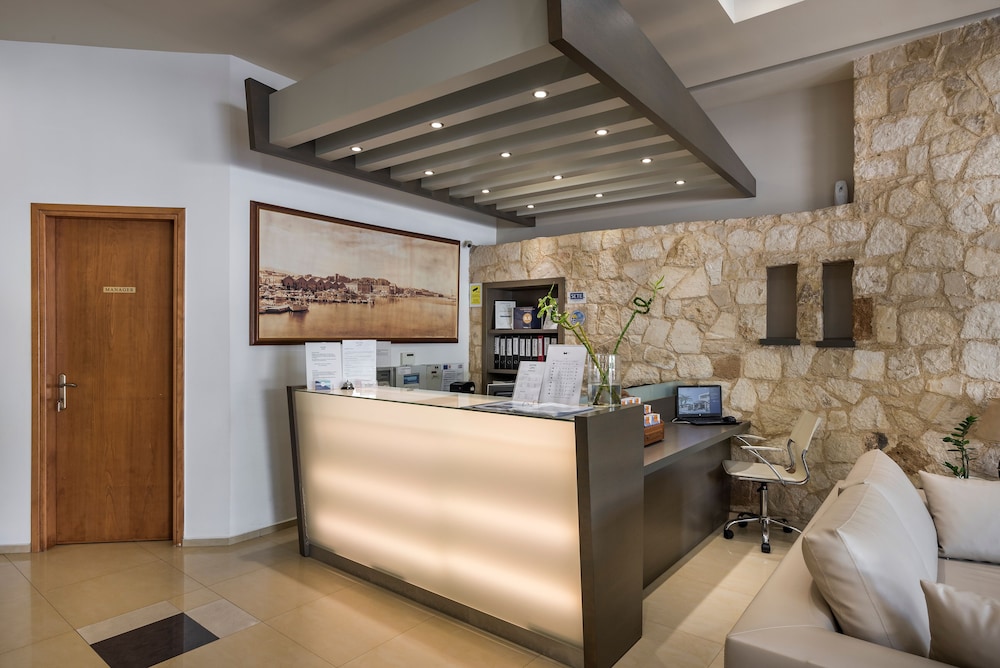

Bologna - Agia Marina Nea Kydonias - Elotis Suites