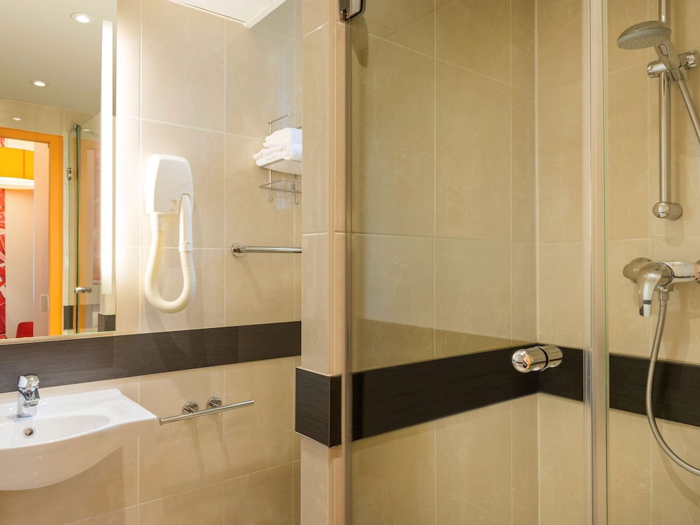 

Napoli - Colombes - ibis Styles Paris La Défense Courbevoie
