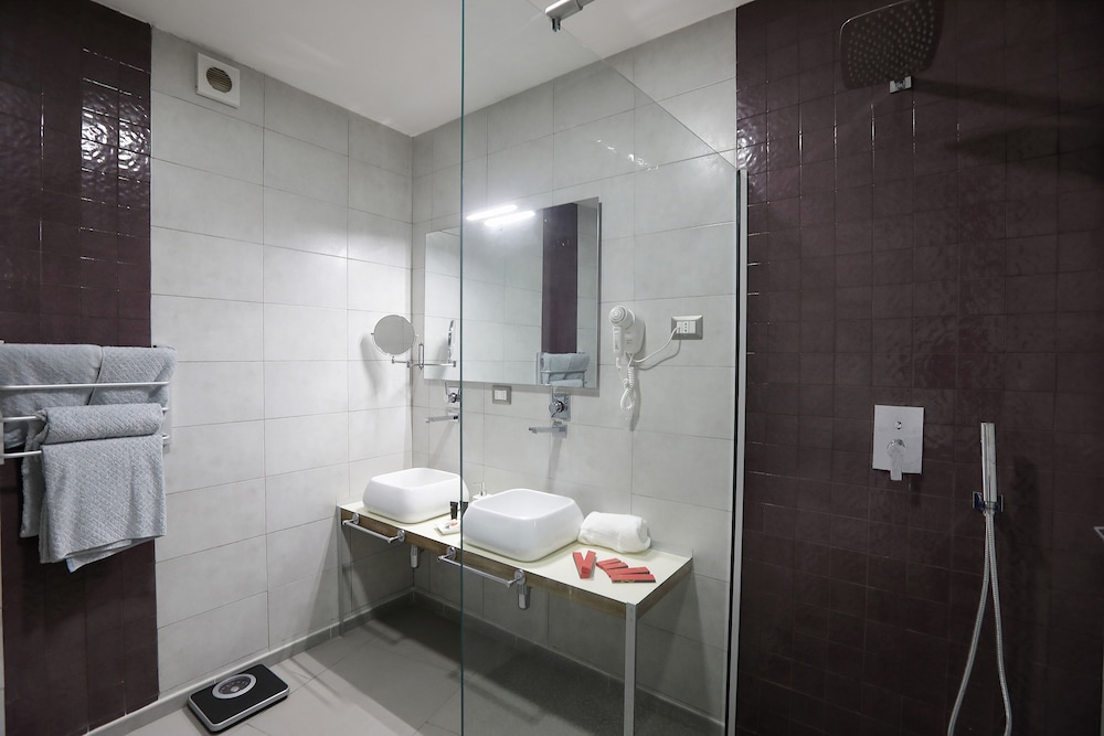 

Milano - Antananarivo - Hôtel La Villette