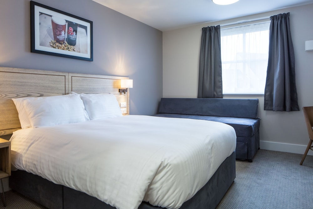 

Bari - Glasgow - The Raven’s Cliff Lodge by Marston's Inns