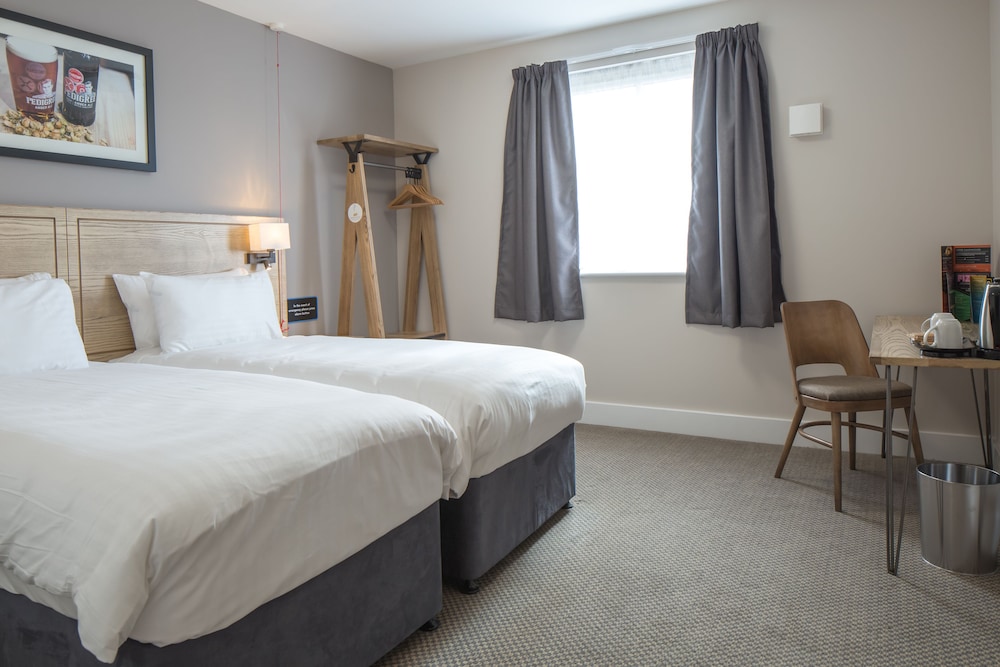 

Bari - Glasgow - The Raven’s Cliff Lodge by Marston's Inns