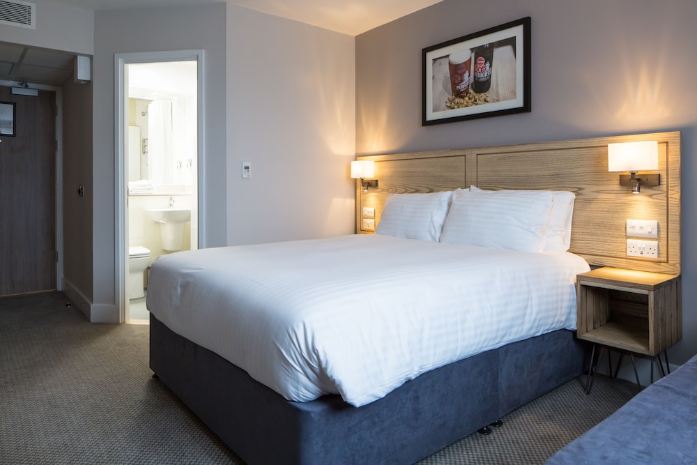 

Roma - Wishaw - The Raven’s Cliff Lodge by Marston's Inns