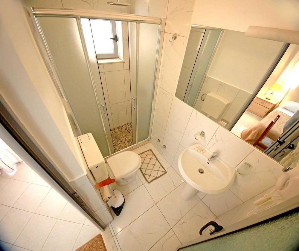 

Milano - Valona - Hotel Nika