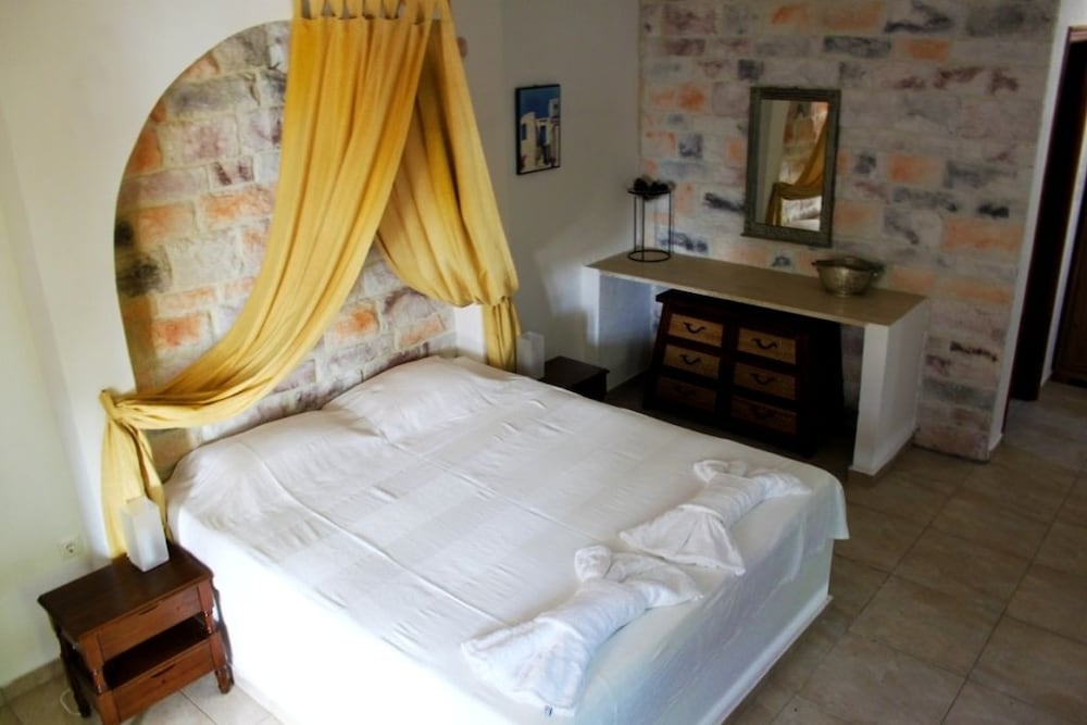 

Bologna - Pirgaki - Naxos Summerland resort