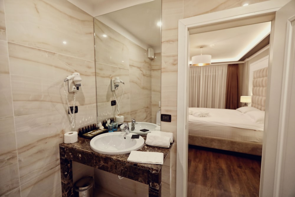 

Bologna - Qerret - Premium Beach Hotel