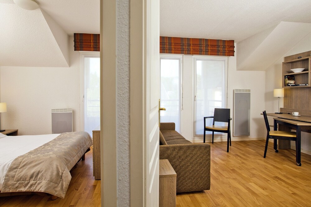 

Napoli - Ferney-Voltaire - Residhome Genève Prévessin Le Carré d'Or