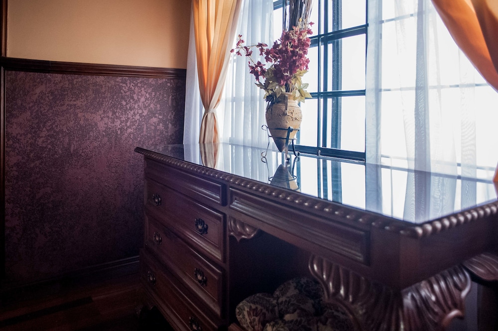 

Roma - Montego Bay - Clarridge Hall Guesthouse