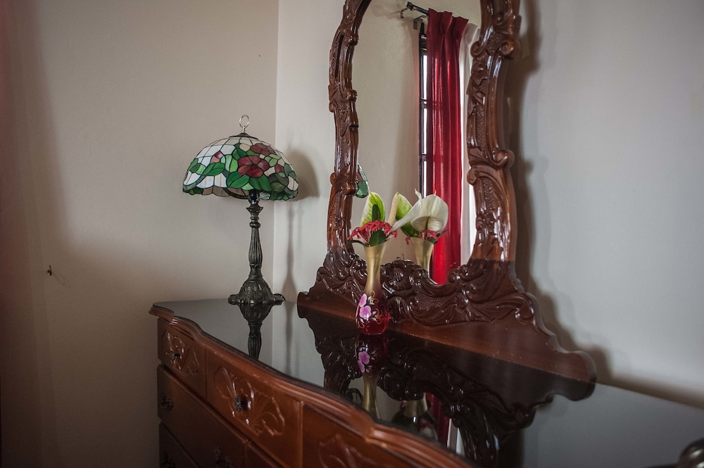 

Roma - Montego Bay - Clarridge Hall Guesthouse