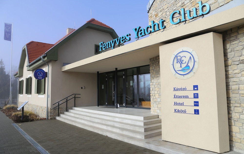 Fenyves Yacht Club Superior
