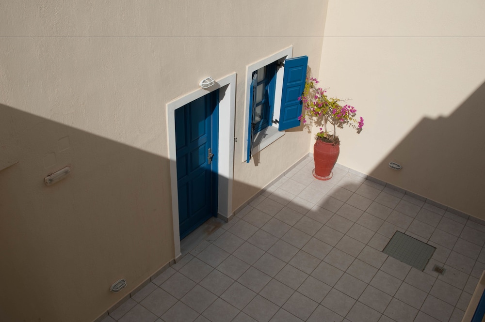 

Catania - Santorini-Akrotiri - Irigeneia Hotel