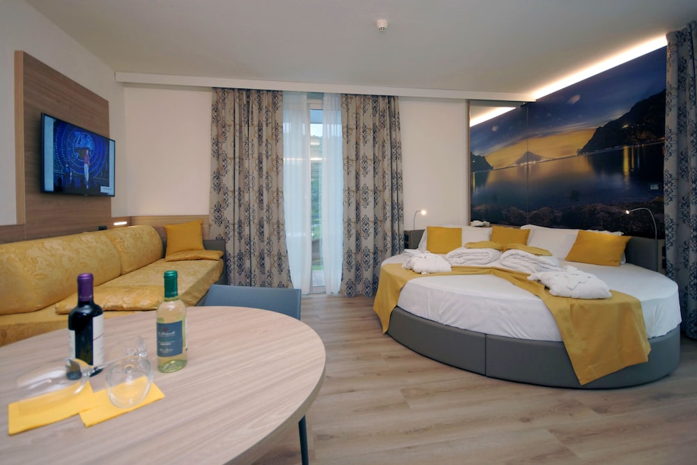 

Milano - Lago di Garda, Laghi Italia - Ambassador Suite Hotel
