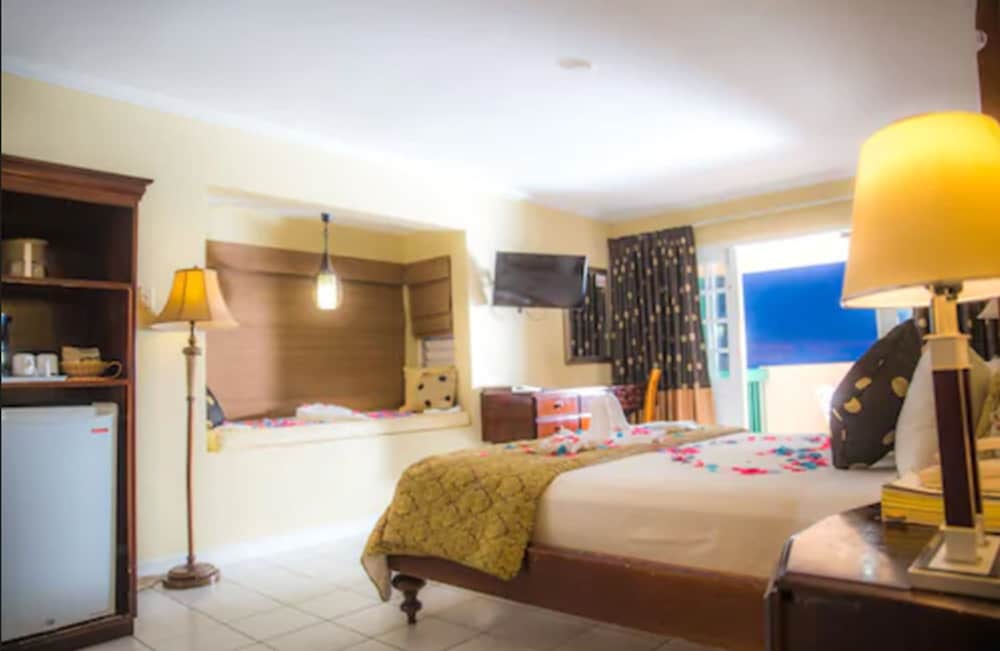 

Roma - Runaway Bay - The Cardiff Hotel & Spa